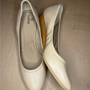 Susina Women's cream/off white Wedge pumps shoes, brand new sz 8
